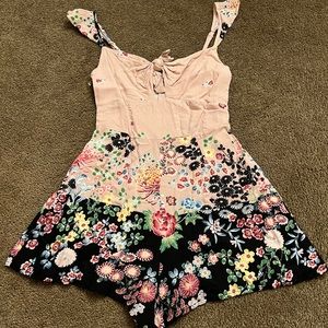 CHARLOTTE RUSSE FLORAL ROMPER Size s
